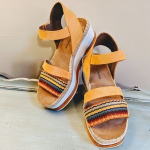 DONALD PLINER "Anie" Rainbow Flatform Sandal 7 US